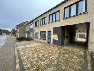 Soms voelt een plek meteen goed. Dit charmante duplexappartement van 122 m² in Drieslinter combineert rust, licht en een praktische indeling,...