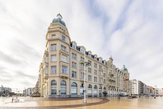<p><strong>Horecapand te koop op toplocatie in Zeebrugge – Residentie <em>Palace Hotel.</em></strong></p>
<p>Bent u op zoek naar een unieke kans om uw eigen horecazaak te starten aan de kust? Dit commercieel pand op Zeedijk 2<strong> </strong>te Zeebrugge, gelegen in de iconische residentie <em>Palace Hotel</em>, staat te koop en biedt dé ideale basis voor een nieuw culinair of hospitalityconcept. Het pand werd jarenlang succesvol uitgebaat als horecazaak en is daardoor perfect uitgerust voor ondernemers die meteen aan de slag willen. De uitstekende zichtbaarheid en de ligging op de zeedijk zorgen voor een constante stroom potentiële klanten, van strandbezoekers tot locals en dagjestoeristen.<br /><br /><strong>Indeling: </strong><br />Inkomhal, consumptieruimte, bar, 2 keukens, stockageruimte, sanitaire voorzieningen. <br /><br /><strong>Troeven:</strong></p>
<ul><li>Toplocatie.</li><li>Historisch karakter en sterke commerciële uitstraling.</li><li>Mogelijkheid tot het aankopen van een studio.</li><li>Perfect voor ondernemers die een nieuwe zaak willen lanceren.</li></ul>
Meer informatie? Contacteer Ayita op 0496 13 43 12.