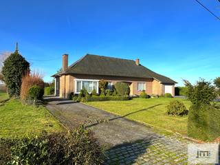 Deze ruime gelijkvloerse woning bevindt zich op een perceel van 5a55 aan de verbindingsweg tussen Wellen en Borgloon.We betreden de woning via de...