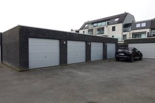 Gelegen langs de Gistelse Steenweg te Sint-Andries, net buiten het centrum van Brugge, treffen we deze garagebox aan. De garagebox heeft...