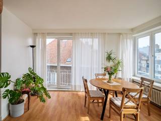 <strong>Stijlvol tweeslaapkamerappartement in de Sportstraat, met terras en warm mid-century karakter.</strong><br /><br /><em>Voor meer informatie, mail naar info@carloeggermont.be</em><br /><br />Het hoekappartement (EPC B met BVO 99 m²) op de derde verdieping geniet van een open stadsbeleving dankzij het brede zicht op twee samenlopende woonstraten. De vele ramen zorgen voor een aangename, warme lichtinval, de hele dag door.<br /><br />De residentie zelf, een kleinschalig en goed onderhouden gebouw met tien units, ademt het rustige, residentiële karakter van de Sportstraat.<br /><br />Binnen verbindt de centrale inkomhal met vestiaire alle ruimtes van de woning. Aan de straatzijde ligt de leefruimte met eetplaats, waar het materiaalgebruik, de natuursteen en het originele schouwelement met strakke lijnen zorgen voor een tijdloze ‘60s-uitstraling.<br /><br />De keuken, met wasplaats, ligt centraal en biedt via een groot raam zicht op de privatieve en groene omgeving. De twee slaapkamers zijn ruim en voorzien van grote raampartijen, met achteraan een terras. De gunstige oriëntatie maakt dit tot een aangename, stille plek. De badkamer is compact maar functioneel, uitgerust met douchebad, wastafel en geïntegreerde opbergruimte.<br /><br />Extra troef is de privatieve kelderbering als de mogelijkheid tot aankopen van een garagebox (40.000 euro)<br /><br /><strong>Het appartement, gelegen nabij Gent-Sint-Pietersstation en het stadscentrum, combineert hedendaags comfort (EPC-score B) met de authentieke charme van de jaren ’60: een evenwicht tussen vintage karakter en vernieuwde technieken.</strong><br />(Aandeel kosten opmeting en opmaak basisakte ten laste van de koper)<br /> 
