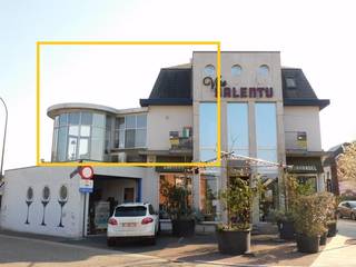 Ontdek dit charmante en comfortabele duplexappartement, ideaal gelegen aan de Koolmijnlaan 29 in het bruisende centrum van Beringen. Met...