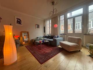 <span><strong>**Charmant appartement te huur in historisch gebouw**</strong></span><br /><br />In een statig herenhuis in de Koning Leopold I-straat bevindt zich dit uiterst charmante <strong>éénslaapkamerappartement</strong>. Het gebouw straalt klasse en karakter uit. Het appartement is gelegen op de <strong>tweede verdieping</strong>, wat zorgt voor extra rust en privacy. Hier geniet je van het beste van twee werelden: het bruisende stadsleven vlakbij, gecombineerd met de sereniteit van je eigen thuis.<br /><br />Het appartement beschikt over een volledig<strong> geïnstalleerde keuken en badkamer</strong>. Aan de voorzijde bevindt zich een <strong>balkon</strong>, terwijl je aan de achterzijde kan genieten van een aangenaam<strong> terras</strong>. De leefruimte baadt in het zonlicht en de authentieke schouw geeft de ruimte extra charme en warmte.<br /><br />Daarnaast is er in het gebouw een <strong>gemeenschappelijke wasruimte</strong> aanwezig, wat bijdraagt aan het comfort om hier volledig zelfstandig te wonen.<br /><br /><span><strong>Zou dit jouw nieuwe thuis kunnen worden? Aarzel niet en contacteer ons via 016 229 228 of verhuur@connect-immo.be</strong></span><br /><br />Huurprijs: €1250 + €90 (gemeenschappelijke lasten + water) + elektriciteit/gas/internet privatief af te sluiten<br />Beschikbaar vanaf 1 april - geen studentenverhuur