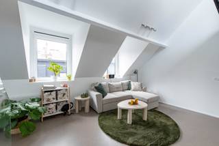 Dit recent gerenoveerde duplex appartement is gelegen op de 3e verdieping.Het is een 1-slaapkamer appartement met een terras van +/-7m² en een...