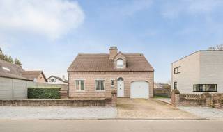 In een rustige en groene woonomgeving in De Leemskuilen te Helchteren bevindt zich deze open bebouwing met tal van mogelijkheden. Ideaal voor...