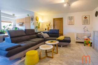 Op het iconische <strong>Sint-Petrus-en-Paulusplein</strong> in hartje Oostende bevindt zich dit lichtrijke en instapklare appartement op de 4de verdieping van de verzorgde residentie <em>El Mar</em>. Dankzij de centrale ligging en het <em>onveranderlijke zicht</em> op de indrukwekkende Sint-Petrus-en-Pauluskerk is dit een woonst met een uitzonderlijk karakter én blijvende meerwaarde.<br /><br /><strong><u>Adembenemend zicht vanuit de leefruimte en het terras</u></strong><br />De ruime woonkamer met open keuken baadt in het natuurlijke licht en biedt rechtstreeks toegang tot het aangename terras.<br />Hier geniet u dagelijks van een panoramisch uitzicht op één van de meest herkenbare monumenten van Oostende – een unieke troef voor wie houdt van wonen in het bruisende centrum.<br /><br /><strong><u>Praktische indeling met 2 slaapkamers</u></strong><br />Via de inkomhal met gastentoilet bereikt u de gezellige leefruimte. Het appartement beschikt over <strong>twee volwaardige slaapkamers</strong>, waarvan één met eigen balkon.<br />Verder vindt u een handige wasruimte en een verzorgde badkamer met douche en lavabo.<br /><br /><span><strong><u>Comfort en extra’s </u></strong></span><br />Gemeenschappelijke fietsenberging in de residentie<br />Mogelijkheid tot aankoop van een garagebox (€ 70.000) onder het gebouw – een grote meerwaarde op deze centrale locatie<br />Individuele verwarming op aardgas<br />Positieve elektrische keuring<br />EPC-score: 96<br />Bouwjaar: 2001<br />Oppervlakte: 70 m² + terras<br />KI appartement: € 978<br />KI garagebox: € 142<br /><br /><strong><u>Interessante investeringsopportuniteit</u></strong><br />Het appartement is momenteel <strong>vast verhuurd</strong>, waardoor het een bijzonder interessante keuze is voor investeerders die zoeken naar <strong>onmiddellijk en stabiel rendement</strong> aan de Belgische kust.<br /><br /><br />Dit instapklare appartement combineert een topligging, een karaktervol uitzicht en een gegarandeerde huuropbrengst.<br />Een solide en zorgeloze investering in het centrum van Oostende.<br /> 