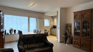 Pal in het centrum van Brasschaat, vlakbij winkels, openbaar vervoer en scholen gelen appartement op de 1ste verdieping van een goed...