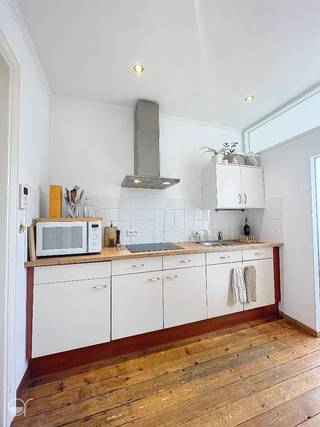 OPGELET: om dit pand te huren of bezichtigen vragen wij steeds eerst een virtueel bezoek te brengen aan het pand. Ga hiervoor naar www.rosseel.be en vul de referentie RE120 in in het veld ‘zoek’ bovenaan rechts. Kies dan ‘360°’. De website helpt je nu verder voor de volgende stappen.<br /><br />Dit appartement is gelegen tussen de Korenmarkt en het François-Laurentplein te Gent. Deze ideale ligging zorgt er dan ook voor dat alles binnen wandelafstand te vinden is. Het appartement beschikt over een keuken (ingericht met toestellen), een badkamer met douche en aansluiting voor een wasmachine, een leefruimte en een ruime slaapkamer gelegen aan de achterkant van het gebouw waar rust centraal staat. De gemeenschappelijke kosten bedragen 25EUR/maand (forfait).EGW apart af te sluiten. Beschikbaar vanaf 01/05/2026.