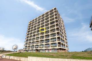 Deze volledig gerenoveerde studio combineert modern comfort met een uitstekende ligging op slechts 100 meter van het strand.<br /><br />De studio beschikt over een inkomhal met praktische, inklapbare stapelbedden, een aangename leefruimte met toegang tot het zongerichte terras en een volledig vernieuwde, open ingerichte keuken. De moderne badkamer is uitgerust met een inloopdouche, lavabomeubel en hangtoilet.<br /><br /><strong>Troeven</strong>
<ul>
<li>Volledig gerenoveerd en vernieuwd</li>
<li>Zongericht terras</li>
<li>Op slechts 100 meter van het strand</li>
<li>Elektriciteit conform</li>
</ul>
<strong>Werken in de gemene delen</strong><br />Het zwembad werd volledig gerenoveerd. De vernieuwing van de liften staat gepland; de kosten hiervan zijn volledig ten laste van de verkopers.<br /><br />Op zoek naar een instapklare studio aan zee, als tweede verblijf of interessante investering? Dan is deze studio zeker een bezoek waard!