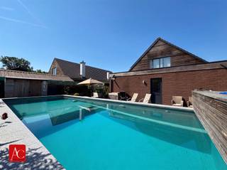 <p><span><strong>Knap gerenoveerd, vrijstaand en rustig gelegen nabij de Stekense Vaart.</strong></span></p><p><span>Deze woning is een zeldzame kans voor wie een combinatie van een villa en bungalow zoekt. Dankzij de twee slaapkamers en badkamer op de gelijkvloerse verdieping, kijk je hier naar een woning die een leven lang dienst kan doen. </span></p><p><span>De woning verwelkomt je via een <strong>inkomhal</strong> met trap en <strong>gastentoilet</strong>, waarna je doorloopt naar de <strong>ruime en lichtrijke woonkamer</strong>. Hier vormen de <strong>zithoek met inbouwhaard</strong> en de <strong>eetplaats met royale lichtinval</strong> één vloeiend geheel. De <strong>halfopen, smaakvol ingerichte keuken</strong> sluit hierbij perfect aan. De directe toegang tot het <strong>aangelegd terras</strong> is een mooie troef voor wie graag buiten dineert<strong>.</strong></span></p><p><span>Op het <strong>gelijkvloers</strong> vind je bovendien <strong>twee volwaardige slaapkamers</strong>, een <strong>bureau</strong>, een <strong>moderne badkamer</strong> met douche en lavabo, én een <strong>grote berging/wasplaats</strong>. Alles praktisch, logisch en toekomstgericht ingedeeld.</span></p><p><span>Buiten wordt het pas echt indrukwekkend: een <strong>mooi aangelegd terras</strong>, een <strong>groot zwembad</strong>, een <strong>poolhouse/tuinberging</strong>, een <strong>moestuin</strong>, én <strong>parking voor minstens vier wagens</strong>. </span></p><p><span>De tuin is ontworpen voor wie graag buiten leeft, vrienden ontvangt en geniet van rustige avonden tot zomerse poolparty's. En dat op een onderhoudsvriendelijke manier!</span></p><p><span>De <strong>eerste verdieping</strong> telt <strong>drie slaapkamers</strong>, waarvan één met een <strong>inloopdressing en zicht op de achtertuin</strong>. De <strong>grote badkamer</strong> is een parel. Voorzien van een <strong>ligbad</strong>, <strong>inloopdouche</strong>, <strong>dubbel lavabomeubel</strong> en <strong>toilet</strong>. Alles afgewerkt in een moderne, tijdloze stijl.</span></p><p><span>Met een <strong>uitstekende staat van renovatie en de rustige ligging</strong> is dit een thuis die zowel praktisch als luxueus aanvoelt. </span></p><p><span>Een woning die klaarstaat voor wie ruimte, kwaliteit en een uitzonderlijke buitenbeleving zoekt in Stekene / Klein-Sinaai.</span></p><p><span>Mis deze kans niet en schrijf u snel in voor het komende bezoekmoment!</span></p><p><br /> </p>