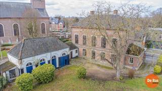 ERPE-MERE –Exclusieve herenwoning met praktijkmogelijkhedenPal in het centrum van Erpe-Mere, op een uitzonderlijke hoeklocatie naast de kerk, bevindt...
