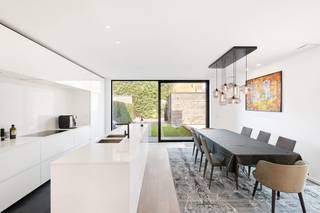 Prachtige recente koppelvilla met hedendaagse architectuur gelegen te oud Knokke. Indeling: Inkomhal met vestiaire en toilet. Ruime eetkamer met open volledig geïnstalleerde keuken (Miele toestellen) met toegang tot het terras en zonnige tuin. Berging/wasplaats. Gezellige en lichtrijke woonkamer. Praktische berging. Op de eerste verdieping: Master bedroom met dressing en aansluitende douchekamer (dubbele lavabo en douche). Tweede ruime slaapkamer. Afzonderlijke douchekamer (dubbele lavabo, douche en toilet). Op verdiep 2: 3de ruime slaapkamer. Technische berging. Ruime garage voor één wagen (oplaadpunt elektrische wagen) en fietsen. Parkeermogelijkheid voor 3 wagens. Vloerverwarming, smeedijzeren wanden, zonnepanelen, laadpaal, airco, alarm, ... Prijs-kwaliteit, zeker één van onze favorieten.