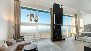 Mezzanine exclusive avec vue panoramique sur la mer<br /><br />Découvrez cette mezzanine unique au RBSC Sailing Club à Duinbergen, avec une largeur de pignon de plus de 11 mètres et une vue frontale sur la mer du Nord à couper le souffle. Cette propriété offre une combinaison parfaite d'espace, de luxe et des plus belles vues, ce qui en fait l'endroit idéal pour ceux qui recherchent une expérience de vie exclusive sur la côte belge.<br /><br />La propriété est finie avec des matériaux durables qui sont non seulement visuellement attrayants, mais qui créent également une atmosphère chaleureuse et invitante. L'ameublement a été composé avec soin, créant un équilibre parfait entre le style et le confort. Les impressionnantes terrasses sont sans aucun doute l'un des plus grands atouts de cette mezzanine. La spacieuse terrasse avant offre une vue panoramique sur la mer, où vous pourrez profiter quotidiennement du bruit apaisant des vagues et de la vue à couper le souffle sur la vaste mer du Nord. Il y a également une terrasse donnant sur l'arrière-pays, avec une vue pittoresque sur Duinbergen et les polders environnants.<br /><br />En termes d'équipements pratiques, la mezzanine dispose de deux caves pour un espace de stockage supplémentaire. De plus, il est possible d'acheter trois garages, ce qui offre un confort et une sécurité supplémentaires pour vos véhicules, un luxe rare dans cette région.<br /><br />L'agencement de la maison est idéal pour le confort et la fonctionnalité. Le salon avec cheminée à gaz est un merveilleux point central, tandis que la cuisine et la salle à manger invitent à des moments agréables. Il y a également un débarras, un hall d'entrée avec WC et un vestiaire spacieux. La chambre principale dispose d'un dressing et d'une salle de bains attenante. En outre, il y a un bureau et un coin salon supplémentaire, ainsi qu'une chambre avec dressing et salle de bains. Deux autres chambres se partagent une salle d'eau. Enfin, la mezzanine offre deux terrasses spacieuses pour profiter au maximum de l'extérieur et de la vue.