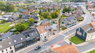 RESIDENTIE | DRIE 2-SLPK-APPARTEMENTEN |6 GARAGESAppartementsgebouw op centrale locatie te Sint-Eloois-Vijve, met goede verbindingen en nabij alles...