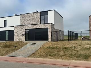 In de Attenrodestraat, midden in het karaktervolle Meensel-Kiezegem, worden er zeven ruime gezinswoningen gebouwd. Deze verborgen parel in het Hageland biedt alles wat je nodig hebt voor comfortabel en veilig wonen, omringd door de rustgevende natuur die deze regio zo geliefd maakt. De woningen zijn gelegen in een groene, landelijke omgeving. Ze bieden een oase van rust met een prachtig, uitgestrekt uitzicht. De strategische ligging in het hart van het Hageland – bekend om zijn heuvelruggen en bossen – maakt de Attenrodestraat de ideale plek voor wie op zoek is naar een uitnodigende woonomgeving voor ontspanning en natuurbeleving. Tielt-Winge ligt perfect gepositioneerd op slechts 40 kilometer van Brussel en 20 kilometer van Leuven.<br />Een ideale locatie voor zowel werk als ontspanning. De Winge Golf &amp; Country Club, de iconische Vlooybergtoren en winkelcentrum Gouden Kruispunt bevinden zich op slechts enkele kilometers, wat bijdraagt aan de hoge levenskwaliteit in deze omgeving. <br />Elke van de 7 woningen straalt een moderne, rustige elegantie uit, met veel licht en ruimte als kern van het ontwerp. Vanuit de leefruimtes heb je een indrukwekkend uitzicht op de tuin. De grote raampartijen aan de voor-, zij- en achterkant zorgen voor een overvloed aan natuurlijk licht. Samen vormen de woningen een harmonieus geheel, uitgevoerd in genuanceerde gevelstenen in grijsbeige of bruinrode tinten. De voorgevels worden versterkt met antracietkleurige aluminium gevelbekleding voor een subtiele, maar krachtige uitstraling. Uiteraard zijn de woningen "future" proof afgewerkt met warmtepomp, zonnepanelen, vloerverwarming, e.d. zodat het E-peil <20 zal bedragen!<br />Verkoop deels onder registartierechten, deels onder 21% BTW.<br /><strong>De woningen zijn afgewerkt en onmiddellijk beschikbaar, laatste 2 woningen te koop !!</strong>