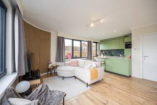 Op zoek naar een lichtrijk appartement met een ruime indeling, volledig gerenoveerd met kwaliteitsvolle materialen en mooi onderhouden? Dan is dit pareltje een buitenkans!
De Florent Geversstraat 54 geniet van een uiterst centrale ligging in het hart van Edegem, op wandelafstand van het gezellige centrum met zijn winkels, horecazaken, scholen en dagelijkse voorzieningen.
Het appartement bevindt zich op de tweede verdieping van een verzorgd, kleinschalig gebouw en verwelkomt u in de gezellige leefruimte boordevol natuurlijk licht. De open leefkeuken vormt één geheel met de leefruimte en werd volledig vernieuwd in 2021. Verder beschikt het appartement over een ruime slaapkamer en een stijlvolle badkamer.
Dit appartement heeft een goede epc-score van 276 kWh/m²jaar. De PVC-ramen beschikken over dubbele beglazing en verwarmen doet u op centrale verwarming op aardgas met een individuele condensatieketel van Bulex. Het dak werd vernieuwd en geïsoleerd conform de geldende normen, en ook de elektrische installatie werd gekeurd en is volledig conform tot 2046. Het gebouw beschikt over aparte meters voor gas, elektriciteit en water (via tussenmeter). De maandelijkse kosten bedragen €50 en omvatten de blokpolis en de elektriciteit van de gemene delen.
Stedenbouwkundige inlichtingen in aanvraag.
Koopt u als enige en eerste woning? Dan geniet u van het verlaagde tarief van 2% verkooprechten.
Bent u reeds eigenaar? Verkoop uw eerste eigendom binnen de 2 jaar en profiteer alsnog van deze gunstmaatregel.
Voor meer informatie of een gratis waardebepaling van uw vastgoed kan u een aanvraag invullen op onze website of even bellen op het nr. 03/345.88.99.