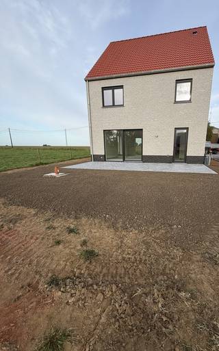 Op een rustige ligging in Westrozebeke, een deelgemeente van Staden, bouwt Hectaar deze alleenstaande nieuwbouwwoning op een ruim perceel. <br /><br /><strong>Indeling van de woning: </strong><br />Gelijkvloers: ruimtelijke inkomhal met gastentoilet - lichtrijke leefruimte met open keuken - wasplaats/bergruimte.<br />Eerste verdiep: 3 volwaardige slaapkamers - volledige ingerichte badkamer met inloopdouche, bad en dubbele wastafel - apart toilet op de nachthal.<br />Zolder: grote zolder te bereiken via een uitrekbare trap.<br /><br /><strong>Troeven van deze woning: </strong>
<ul>
	<li>E-peil 30</li>
	<li>Vloerverwarming in combinatie met een lucht/water warmtepomp</li>
	<li>Ruim perceel</li>
	<li>Twee volwaardige bouwlagen (geen schuin dak in de slaapkamers)</li>
	<li>Ruime oprit en mogelijkheid om nog een carport te plaatsen</li>
	<li>Inclusief aanleg oprit en terras </li>
</ul>
Aarzel zeker niet om contact op te nemen om een bezichtiging aan deze woning in te plannen. 