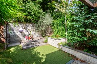 <p><strong>Authentieke en gerenoveerde herenwoning met tuin, ideaal gelegen in het gegeerde Oud-Berchem. Dankzij de centrale ligging bevinden het stadscentrum, winkels, restaurants, parken, scholen en belangrijke in- en uitvalswegen zich op korte afstand. Een karaktervolle woning op een absolute toplocatie.</strong></p>
<p><span><span><strong>INDELING:</strong></span><br /></span><span>Via de indrukwekkende INKOMHAL met prachtige authentieke ornamenten betreedt u de woning. In de inkomhal bevinden zich een gastentoilet met handenwasser en de toegang tot de KELDER van ca. 45 m².</span></p>
<p><span>Vanuit de inkomhal bereikt u de klassieke tweedelige LEEFRUIMTE van ca. 29 m². Deze sfeervolle ruimtes worden gekenmerkt door authentieke parketvloeren, fresco's, originele marmeren schouwen, elegante tussendeuren, sierlijke moulures en een indrukwekkende plafondhoogte van ca. 3,6 meter.<br /></span><span>Aansluitend bevindt zich de ruime KEUKEN en EETKAMER van samen ca. 25 m². De keuken beschikt over tal van opbergkasten en is uitgerust met een 5-pits gasfornuis, vaatwasser, anderhalve spoelbak, koelkast en diepvriezer.<br /></span><span>De keuken en eetkamer sluiten naadloos aan op de lichtrijke veranda, het terras van ca. 10 m² en de gezellige stadstuin van ca. 35 m², waar u in alle rust kunt genieten van de namiddag- en avondzon.</span></p>
<p><span>Op de tussenverdieping bevindt zich een volledig gerenoveerde BADKAMER van ca. 13 m², voorzien van een inloopdouche, hoekbad, dubbele lavabo in meubel, aansluitingen voor wasmachine en droogkast, alsook een aparte toiletruimte.<br /></span><span><br />Op de eerste verdieping bevindt zich SLAAPKAMER 1 van ca. 21 m², momenteel ingericht als bureau, met aansluitend een open tweede SLAAPKAMER van ca. 15 m².<br /></span><span>De tweede verdieping omvat twee ruime SLAAPKAMERS van respectievelijk ca. 15 m² en 21 m². Op de tussenverdieping bevindt zich bovendien een derde toilet.<br /></span><span>De volledig nieuw opgebouwde derde verdieping vormt een prachtige duplexverdieping met SLAAPKAMER 5 van ca. 24 m² en een ensuite BADKAMER 2 van ca. 10 m², uitgerust met een inloopdouche, dubbele lavabo in meubel en toilet.<br /></span><span>Via de trap in de slaapkamer bereikt u de MEZZANINE van ca. 20 m². Deze polyvalente ruimte leent zich perfect als bureau, hobbyruimte, ...</span></p>
<p><span>De woning ademt authenticiteit dankzij de hoge plafonds, parketvloeren, sierlijsten en originele marmeren schouwen. De lichtrijke veranda met grote schuiframen biedt een prachtig zicht op de tuin en zorgt voor een aangename verbinding tussen binnen en buiten.</span></p>
<p><span>Daarnaast beschikt de woning over een ruime KELDER van ca. 45 m², ideaal voor stockage, technische installaties of een hobbyruimte.</span></p>
<p><span>De 10 recente zonnepanelen en de volledig geïsoleerde achtergevel dragen bij aan een gunstige energieprestatie en een lager energieverbruik.</span></p>
<p><span>Deze instapklare herenwoning combineert authentieke charme, royale volumes en hedendaags comfort op een uitzonderlijke locatie in Oud-Berchem.<br /><br /></span></p>
<p><strong>BIJZONDERHEDEN:<br /></strong>* Karaktervolle gerenoveerde herenwoning in Oud-Berchem.<br />* Authentieke elementen: marmeren schouwen, fresco's, parketvloeren en moulures.<br />* Indrukwekkende plafondhoogte van ca. 3,6 m.<br />* Volledig vernieuwde duplexverdieping met mezzanine.<br />* Gezellige tuin en lichtrijke veranda.<br />* 10 zonnepanelen en geïsoleerde achtergevel.<br />* Uitstekende EPC-score: 187 kWh/m²/jaar.<br />* Diverse parkeermogelijkheden in de buurt.</p>