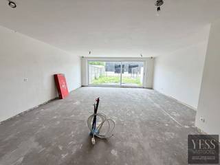<div>
<div>
<h3>Gelijkvloers app + tuin + 2 slpks + 2 parkings</h3>
<p>💡 <strong>Aankoop aan 6% btw mogelijk, mits voldaan wordt aan de voorwaarden.</strong></p>
<p>Ruime en lichtrijk gelijkvloers appartement met een <strong>NETTO bewoonbare oppervlakte van maar liefst 79m²</strong>.</p>
<ul>
<li><strong>Tuin 67m²</strong></li>
<li><strong>2 slaapkamer</strong><strong></strong></li>
<li><strong>Terras 12 m²</strong></li>
</ul>
<p>Dankzij de royale raampartijen en de doordachte indeling geniet u hier van een aangename, open en comfortabele woonbeleving.</p>
<p>Extra troef: bij het appartement horen <strong>2 privatieve parkeerplaatsen</strong>, zijnde <strong>parking P4 (met laadpaal) en P5</strong>.<br /><br />Prijs appartement = 269.000€ (excl. kosten) + P4 en P5 = 18.000€ (excl. kosten).</p>
<p>Een ideale woonopportuniteit voor gezinnen, koppels of investeerders die op zoek zijn naar ruimte, functionaliteit en comfort.</p>
<p><strong>Interesse? Contacteer ons voor meer informatie of een bezoek ter plaatse.</strong><br />☎ 050 33 59 03<br />✉ info@yess-vastgoed.be</p>
</div>
</div>