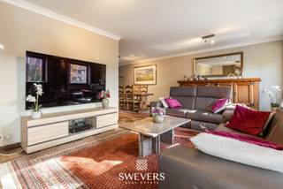 Interesse? Meer informatie op www.SWEVERS.be. - Dit ruime en instapklare duplexappartement aan de Dorpsstraat 4 in hartje Lummen biedt 156...