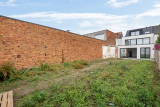 Bent u op zoek naar een gelijkvloers appartement met een ruime tuin in een rustige buurt?<br />Dan is deze nieuwbouw unit in een kleinschalig appartementsgebouw ongetwijfeld iets voor u!<br /><br />Vooraan zijn er 2 slaapkamers gelegen.<br />De badkamer is ingericht met een inloopdouche en lavabomeubel.<br />Via de inkom met apart toilet komt u in de L-vormige living met open ingerichte keuken en achteraan is er een 3de slaapkamer of een bureelruimte. <br />Aanpalend bevindt zich de technische ruimte met wasplaats.<br />De diepe tuin met terras is naar het westen gericht en heeft achteraan een verplicht mee aan te kopen garagebox voor € 35.000.<br /><br />Op het grondaandeel betaalt u 12% registratierechten en op de constructie 21% of 6% BTW als het uw enige eigen woning is/wordt.<br /><br />Onder "Documenten" op onze website kan u het grondplan downloaden.<br /><br />Neemt u gerust contact op met ons kantoor om een plaatsbezoek in te plannen!