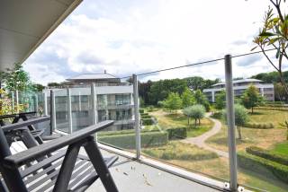 Wonen in alle rust en privacy, omringd door groen? Dit ruime en exclusieve appartement van ca. 108 m² is gelegen op een privaat en afgesloten domein, palend aan het Sterrebos in Roeselare. Een unieke woonomgeving waar rust, ruimte en bereikbaarheid perfect samenkomen.<br /><br />Het perfect onderhouden appartement bevindt zich op de tweede verdieping en geniet dankzij de grote terrassen van een aangename verbinding met de groene omgeving. Vanuit de woonkamer is er rechtstreeks toegang tot het ruime zuidwestgerichte terras, waar u geniet van een mooi en open zicht op de verzorgde gemeenschappelijke tuin. Beide slaapkamers beschikken bovendien over een eigen toegang tot het terras aan de achterzijde.<br /><br />De indeling omvat een ruime inkomhal met gastentoilet, een lichtrijke woonkamer met toegang tot het terras, en een volledig modern ingerichte keuken. Aansluitend zijn er een praktische wasplaats en een aparte berging met aansluiting voor de technieken en CV.<br /><br />Het slaapgedeelte omvat twee ruime slaapkamers, beide met toegang tot het achterliggende terras. De badkamer is uitgerust met een ruime inloopdouche en dubbel lavabomeubel.<br /><br />Op het afgesloten domein beschikt u bovendien over een privatieve autostaanplaats.<br /><br /> <br /><br />Waarom u dit appartement zou huren:<br /><br />-ca. 108 m² bewoonbare oppervlakte<br />-Gelegen op een privaat en afgesloten domein<br />-Palend aan het Sterrebos<br />-Rustige en groene woonomgeving met optimale privacy<br />-Zuidwestgericht terras aan de woonkamer<br />-Extra terras aan de slaapkamers<br />-Open zicht op de gemeenschappelijke tuin<br />-2 slaapkamers<br />-Moderne keuken<br />-Ruime badkamer met inloopdouche en dubbel lavabomeubel<br />-Privatieve autostaanplaats op het domein<br /> <br />Een uitzonderlijk appartement voor wie comfortabel en rustig wil wonen in een groene omgeving, zonder afstand te doen van een vlotte bereikbaarheid.<br /><br />Provisie syndic: € 70,00