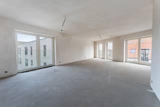 Residentie Ace is gelegen in het bruisende centrum van Wenduine, op een steenworp afstand van winkels, openbaar vervoer, tennis & minigolf en slechts 400 meter van het strand van Wenduine. Het project omvat 8 royale appartementen met een bewoonbare oppervlakte van 107 – 137 m2 en met prachtige terrassen. Hier heb je de keuze uit 2 - en 3 slaapkamerappartementen. Momenteel kan je hier nog genieten van het verlaagde BTW-tarief van 6%!
Uniek aan het project is niet alleen de doordachte architectuur, maar ook de nadruk op kwaliteit en duurzaamheid. Het streven naar alle nodige comfort gaat hand in hand met hoogwaardige afwerkingen en grote raampartijen die zorgen voor een lichtrijk gevoel, het hele jaar door. Deze energiezuinige bouw is niet alleen ecologisch verantwoord, maar ook duurzaam, met E-peilen lager dan E40. Zo opteert men bijvoorbeeld voor vloerverwarming gekoppeld aan geothermie, waardoor je geniet van een aangenaam en efficiënt woonklimaat. Tevens is er de mogelijkheid tot aanschaffen van een individuele berging en/of autostaanplaats.
Wens je meer informatie over Ace in het centrum van Wenduine? Contacteer ons via 050 70 81 74 of hello@keyimmo.be.