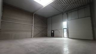 <p><span>New-build SME unit of 144 m² located in Kortenberg.</span></p><p><span><br />This new warehouse is easily accessible via the Leuvensesteenweg and is located close to the access roads to the E40 motorway. It is a shell unit of 144 m² (12 m x 12 m) with a clear height of 6 m.<br /><br /></span></p><p><span>The unit features an automatic sectional overhead door measuring 4 m x 4.20 m, an additional separate entrance door and a skylight with smoke vent. The floor is finished in polished concrete.<br /><br /></span></p><p><span>All utility connections are already available inside the warehouse (electricity, water and Proximus), and there is also a rainwater collection tank.<br /><br /></span></p><p><span>The unit also includes 2 private parking spaces.<br />The monthly charges are not included in the rent.<br />In short, an ideally located warehouse in the Guldendelle business park.</span></p><p><span><br />For more information or to arrange a viewing, please contact us on 078/48 47 00 or <span>info@ap-p.be</span></span><span> </span></p>