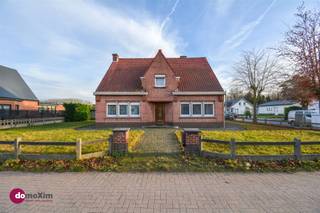 <p><span>Charmante, goed gelegen woning met veel potentieel in Boortmeerbeek</span></p><p><span> </span></p><p><span>Deze ruime gezinswoning is gelegen nabij de dorpskern van Boortmeerbeek. De ideale ligging zorgt dat je kan genieten van zowel de uitstekende bereikbaarheid als de nabijheid van diverse winkels. </span></p><p><span> </span></p><p><span>De grote inkomhal leidt je naar de ruime woonkamer met zit- en eetgedeelte. De keuken is aansluitend terug te vinden en geeft je een zicht op de tuin. De veranda biedt een extra plus. Verder is er op het gelijkvloers een ruimte ingericht als slaapkamer, maar deze kan perfect mee ingenomen worden als leefruimte. </span></p><p><span> </span></p><p><span>Op de eerste verdieping zijn er 3 comfortabele slaapkamers en een badkamer met wastafel &amp; combinatie bad/douche. Extra opbergruimte nodig? Geen probleem! De kelder en de zolder zijn hiervoor ideaal. </span></p><p><span> </span></p><p><span>Bovenop dit alles kan je met een gerust hart je wagen kwijt in de garage. Daarnaast is de ook de tuin een grote troef: ideaal om te genieten. </span></p><p><span> </span></p><p><span>Deze charmante woning is perfect om je eigen thuis te creëren en je eigen stempel te drukken. </span><span>Contacteer ons vandaag voor een bezoek!</span></p><p><span> </span></p><p><span>015 20 36 00 - <span>info@domoxim.be</span></span><span> </span></p><p><span> </span></p><p><span>domoXim. Waar dromen thuis komen!</span></p><p><span> </span></p><p><span>Ook de waarde van je eigen woning kennen? Wij geven je graag advies.</span></p><p><span> </span></p><p><span>Dit pand is onderworpen aan de renovatieverplichting van de Vlaamse overheid voor residentiële gebouwen (behoudens bij sloop binnen 6 jaar na de aankoop). Consulteer voor meer informatie de website van het Vlaams Energie- en Klimaatagentschap via https://www.vlaanderen.be/een-huis-of-appartement-kopen/renovatieverplichting-voor-residentiele-gebouwen.</span></p>