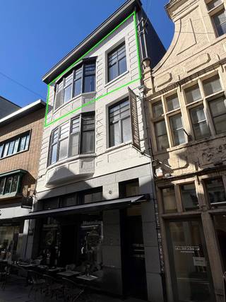 TE HUUR - GENT. Op een uiterst centrale ligging in Gent bevindt zich dit mooi afgewerkte appartement, waar licht, ruimte en comfort...