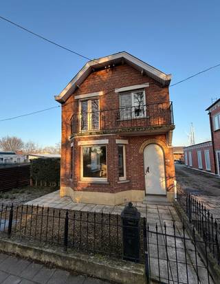 Te renoveren woning met grote tuin in centrum Zelzate.Deze charmante, te renoveren woning ligt in een rustige woonstraat in het centrum van Zelzate...