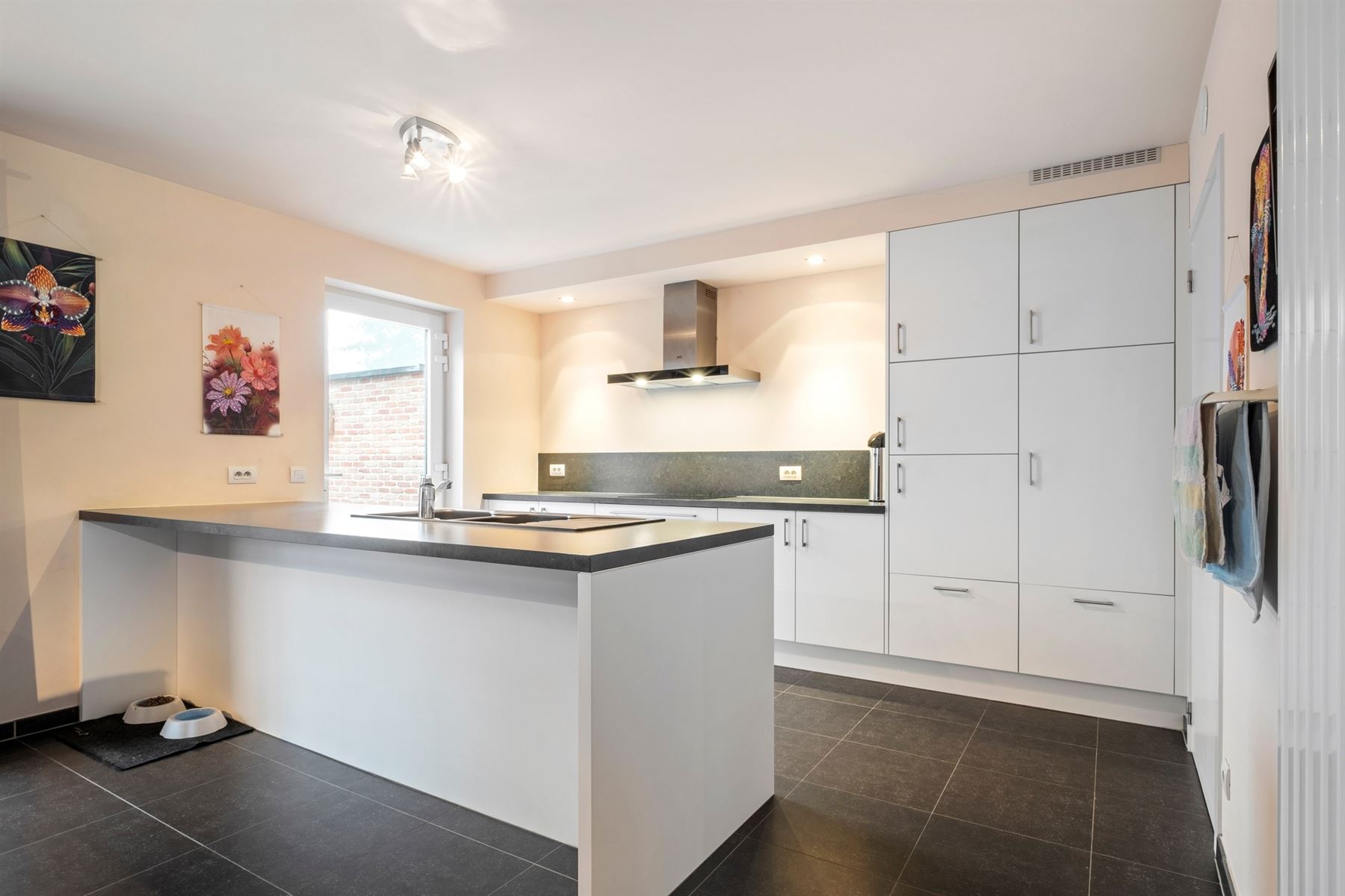 Recente woning met drie ruime slaapkamers en garage - foto 5