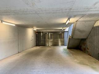 Staanplaats te huur te Oostende in een afgesloten parkeercomplex gelegen in het Militair Hospitaal. Afmetingen: 5m x 2,4 m Op zoek naar...