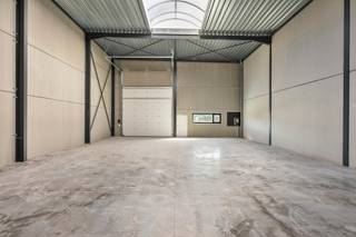 Deze loods is gelegen op een uiterst commerciële ligging vlakbij het rondpunt van Sleihage. De loods is splinternieuw.<br />De poorthoogte is 4,5 m en binnen in de unit is de hoogte 7 m.<br /><br />PLUSPUNTEN:<br />- NIEUWBOUWLOODS<br />- 5 PARKEERPLAATSEN AAN DE STRAATZIJDE<br />- REGENWATERPUT PER UNIT<br /><br />De prijs is exclusief btw en onroerende voorheffing.