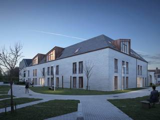 In het historisch stadscentrum van Brugge verrijst binnenkort het kleinschalig nieuwbouwproject Weylerhof. De locatie van het project is zeer goed, zo ben je in een mum van tijd op de ring van Brugge en is ook het commerciële centrum van Brugge te bereiken op wandelafstand. Ondanks de centrale ligging van Weylerhof is het zeer rustig gelegen en wordt het project omringd door heel wat groen en historische gebouwen.

De residentie omvat 11 appartementen met een mix van één-, twee- en drieslaapkamerappartementen. De bouwheer voorziet grote bewoonbare oppervlaktes en royale terrassen. Deze mooie ruimtes bieden een antwoord op het hedendaags comfort en de woonnoden. Zo werd er veel aandacht besteed aan de indeling, afwerking en oriëntatie van de appartementen. Alle terrassen hebben een zuid - of een westoriëntatie waardoor er maximale lichtinval is in de appartementen. Op vlak van afwerking zijn er mooie budgetten voorzien voor vloeren, keuken, sanitair, etc... Alle appartementen worden standaard verwarmd met vloerverwarming. Naast de 11 appartementen zijn er ook privatieve bergingen op het gelijkvloers en garageboxen op de kelderverdieping.

Ben je op zoek naar een nieuwe permanente woonst of investering pal in het centrum van Brugge? Contacteer ons voor meer info via 050 70 81 74 of op hello@keyimmo.be