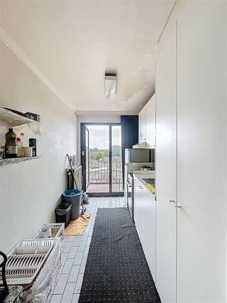 <h1><span>Instapklaar appartement met ruim balkon en op toplocatie in Roeselare</span></h1><h1><span> </span></h1><h1><span>Ontdek dit lichtrijke appartement op de </span><span>6de verdieping</span><span> van een gebouw met </span><span>lift</span><span>, ideaal gelegen op een boogscheut van het centrum van Roeselare en vlakbij alle belangrijke uitvalswegen. Een ideale combinatie van bereikbaarheid en comfort!</span></h1><h1><span>Indeling:</span><span><br />Via de inkomhal kom je binnen in een </span><span>ruime en lichtrijke woonkamer</span><span>, die directe toegang biedt tot het </span><span>aangename balkon</span><span> – de perfecte plek om te genieten van het open zicht.<br />De </span><span>keuken</span><span> heeft eveneens toegang tot het balkon, wat zorgt voor een aangename connectie tussen binnen en buiten.</span></h1><h1><span>Verder beschikt het appartement over </span><span>twee volwaardige slaapkamers</span><span>, een </span><span>badkamer met ligbad</span><span>, een </span><span>apart toilet</span><span> en een </span><span>praktische berging</span><span> binnen het appartement zelf.<br />Als extra troef is er nog een </span><span>privatieve kelderberging</span><span>, ideaal voor extra stockage.</span></h1><h1><span> </span></h1><h1><span>Troeven op een rijtje:</span></h1><ul><li><span>Gelegen op de 6de verdieping </span></li><li><span>Ruim balkon</span><span> met toegang vanuit woonkamer, keuken en slaapkamer </span></li><li><span>Lift aanwezig</span><span> in het gebouw</span></li><li><span>Centrale ligging</span><span> nabij centrum én uitstekende bereikbaarheid</span></li><li><span>Vlotte parkeermogelijkheden in de buurt</span></li><li><span>Kelderberging</span><span> inbegrepen</span></li><li><span>Interessante </span><span>investeringsopportuniteit</span><span> </span></li></ul><h1><span> </span></h1><h1><span>Dit appartement is perfect voor zowel </span><span>eigen bewoning</span><span> als </span><span>investering</span><span>. Dankzij de ligging en indeling is het bijzonder aantrekkelijk voor huurders en biedt het een interessant huurrendement.</span></h1>