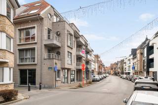 Dit instapklaar appartement is gelegen vlakbij het centrum van Torhout.Het appartement, gelegen op het tweede verdiep, is als volgt...