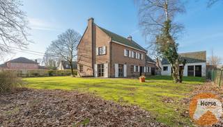 <strong>LEDE – Ruime villa met karakter op een ruim perceel</strong><br /><br />In het hart van Lede, op een rustige doch centraal gelegen ligging, treft u deze statige villa uit 1975, opgebouwd in traditioneel metselwerk en omgeven door een indrukwekkend perceel van 37a 84ca en palend aan agrarisch gebied. Bij binnenkomst wordt u verwelkomd in een centrale traphal die meteen toegang biedt tot de lichte en karaktervolle woonkamer. Grote raampartijen overspoelen de ruimte met natuurlijk licht en accentueren het tijdloze karakter van de woning, versterkt door massieve houten balken. De benedenverdieping biedt naast de woonkamer een aparte keuken, een bureau, een ruime berging en een zeer grote garage.<br /><br />Op de bovenverdieping bevinden zich zes ruime slaapkamers, waarvan drie zijn uitgerust met een eigen wasbak, aangevuld met een badkamer voorzien van ligbad, douche en dubbele wastafels. Extra comfort wordt geboden door een zeer ruime zolder die momenteel als stockage wordt gebruikt en een kruipkelder. In 2025 is een moderne aardgasverwarming geplaatst, waardoor comfort en energie-efficiëntie hand in hand gaan.<br /><br />De buitenruimte maakt deze villa uniek: een weelderig perceel met tal van volwassen bomen, een natuurlijke vijver en voorzieningen voor dieren, waaronder twee stallen en een aansluitende stockageruimte, naast een extra buitenberging. Deze woning combineert statige elegantie met praktische ruimte en een groene, rustgevende omgeving, terwijl scholen, winkels en verbindingswegen binnen handbereik liggen.<br /><br />Ontdek zelf deze prachtige villa en bel voor een afspraak op 053/60.65.66.<br />De prijs is een niet-bindende richtprijs. Na biedingen beslist de verkoper over verkoop aan het beste bod. Info via ons of reglement.