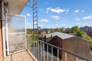 <p>Dit ruime appartement, gelegen aan de Stenenbrug 10, biedt heel wat potentieel voor wie op zoek is naar een woning die volledig naar eigen smaak kan worden ingericht.</p><p>Dankzij de ligging op de 6ste verdieping geniet het appartement van veel natuurlijke lichtinval en een mooi uitzicht. De ruime leefruimte vormt het hart van de woning en biedt volop mogelijkheden om er een gezellige thuis van te maken.</p><p>De keuken werd recent vernieuwd. Verder beschikt het appartement over twee ruime slaapkamers, waarvan één met toegang tot een terras. Ook de ruime badkamer met bad, het aparte toilet en de praktische berging zorgen voor extra comfort. In de inkomhal zijn bovendien ingebouwde kasten aanwezig, ideaal voor extra opbergruimte.</p><p>Het appartement is toe aan opfrissing, maar biedt tal van mogelijkheden om het volledig naar eigen smaak in te richten en om te toveren tot een warme, moderne en gezellige woonplek.</p><p>Ook de ligging is een grote troef. Het appartement bevindt zich op de hoek van de Turnhoutsebaan, waar u een ruim aanbod aan winkels, heerlijke restaurants, warme bakkers, slagerijen en andere handelszaken vindt.</p><p>Het openbaar vervoer bevindt zich aan de overkant van de straat en ook het treinstation ligt vlakbij. Dankzij deze uitstekende bereikbaarheid kunt u zich gemakkelijk verplaatsen te voet, met de fiets of met het openbaar vervoer. Bovendien bereikt u de Keyserlei, Opera en de Meir op slechts enkele minuten.</p><p>Een appartement met ruimte, licht en een mooi uitzicht, op een centrale locatie en met alle ingrediënten om er een prachtige thuis van te maken!</p><p>Interesse? Neem contact op voor meer informatie of een bezichtiging: info@markasa.be of 03/827.72.92</p>