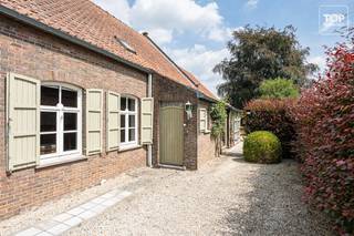 <div>Deze woning is rustig gelegen op korte afstand van het centrum, met winkels, scholen en andere voorzieningen binnen handbereik. Ook de verbinding naar Izegem en de omliggende gemeenten is uitstekend.<br /><br />Via de inkomhal met apart gastentoilet kom je binnen in de ruime en lichtrijke leefruimte, die rechtstreeks aansluit op de keuken. Op het gelijkvloers bevinden zich daarnaast twee ruime slaapkamers, een badkamer, een aparte douchekamer, een extra toilet en een garage.<br /><br />De woning beschikt ook over een kelder, ideaal als extra bergruimte.<br /><br />Via een vaste trap bereik je de ruime zolder. Deze biedt nog heel wat mogelijkheden om extra slaapkamers, een bureau, hobbyruimte of polyvalente ruimte in te richten.<br /><br />Een absolute troef is de prachtige en ruime tuin. Achteraan sluit het perceel aan op een eigen stukje bos, dat uitkijkt op de achterliggende landbouwgronden. Hierdoor geniet je van veel rust, privacy en een uitzonderlijk groen en open uitzicht.<br /><br />Een woning met veel ruimte, potentieel en een unieke ligging voor wie houdt van rust en groen.<br /><br />Beschikbaar bij akte!<br /><br />Contacteer Top Vastgoed voor meer informatie of een bezoek via 0475 70 07 00.</div>
<p>Beschikbaar bij akte!</p>
<p><span>Contacteer Top Vastgoed voor meer informatie of een bezoek via 0475 70 07 00.</span></p>