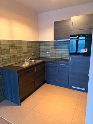 Instapklaar 1-slaapkamerappartement met groot terras – LierOp de 4de verdieping van een recent gebouw (2016) bevindt zich dit gezellige en volledig...