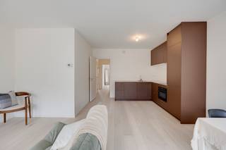<p><strong>Interessante investeringsopportuniteit bestaande uit twee kwalitatief gerenoveerde appartementen in een kleinschalig gebouw dat in 2025 volledig werd gerenoveerd. Beide appartementen beschikken over een volwaardige slaapkamer aangevuld met een extra bureau-, dressing- of hobbyruimte. De brede leefruimtes zorgen voor een aangenaam gevoel van ruimte en veel natuurlijke lichtinval. Dankzij hun praktische indeling en hedendaagse afwerking spreken deze appartementen een ruim huurpubliek aan.</strong></p><p></p><p><strong>Gerenoveerd zoals het hoort</strong></p><p><br />Dit is geen snelle opfrissing, maar een grondige renovatie waarbij alles werd meegenomen. Dak, isolatie, technieken en afwerking werden zorgvuldig aangepakt met oog voor wooncomfort en energiezuinigheid. </p><p></p><p><strong>Keukens met karakter</strong></p><p><br />De keukens zijn volledig uitgerust en durven af te wijken van het standaardverhaal. Combi-microgolfoven, koelkast, inductiekookplaat en dampkap zijn allemaal aanwezig, afgewerkt in eigentijdse kleuren wat zorgt voor een speelse toets. Functioneel in gebruik, strak en fris in uitstraling. De badkamers sluiten mooi aan: Granito-tegelvloer, leuk betegelde douche én praktisch ingericht.</p><p></p><p><strong>Verhuurvriendelijke investering</strong></p><p></p><p>Elke woonentiteit beschikt over aparte nutsvoorzieningen en een privatieve kelderberging, wat zorgt voor een vlot en transparant beheer. De gemeenschappelijke kosten zijn dan ook zeer beperkt. In de kelder is aansluiting wasmachine en droogkast voorzien. Daarnaast is er een overdekte fietsenberging aanwezig. Achter het gebouw kunnen bovendien overdekte autostaanplaatsen afzonderlijk worden aangekocht. Bij een geschatte huurwaarde van <strong>€875 per appartement per maand</strong> bedraagt de potentiële huuropbrengst ongeveer €21.000 per jaar, wat overeenkomt met een bruto aanvangsrendement van circa 4,2% op de vraagprijs.</p><ul><li><p>EPC bus 101: 62 kWh/m²jaar</p></li><li><p>EPC bus 201: 102 kWh/m²jaar</p></li></ul>