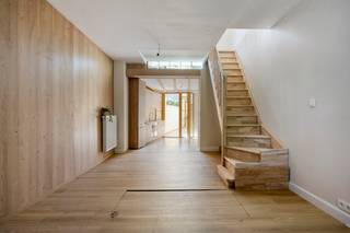 immo DAVID stelt voor: volledig gerenoveerde 2-gevelwoning<br /><br />Ontdek deze lichtrijke 2-gevelwoning, volledig gerenoveerd in 2026 en perfect instapklaar.<br /><br />Via de inkomhal betreedt u de gezellige leefruimte van 36 m². Aansluitend bevindt zich de volledig uitgeruste open keuken, die toegang biedt tot de zuidgerichte buitenruimte. Verder beschikt de woning op het gelijkvloers over een moderne badkamer met inloopdouche, lavabo en toilet.<br /><br />Op de eerste verdieping bevindt zich een overloop van 12 m², die dankzij haar oppervlakte en indeling perfect kan worden ingericht als derde slaapkamer, bureauruimte of hobbyruimte. Daarnaast is er een slaapkamer van 12 m² en een ruime zolderkamer van 24 m². Vanop deze verdieping geniet u bovendien van toegang tot een aangenaam zuidgericht terras van 20 m².<br /><br />Ook technisch werd de woning grondig aangepakt. Zo werd het dak volledig vernieuwd en geïsoleerd en werd de woning uitgerust met driedubbele beglazing, wat resulteert in een gunstige EPC-score B. Daarnaast werd de elektriciteit volledig vernieuwd en conform gesteld.<br /><br />De woning geniet van een vlotte bereikbaarheid dankzij diverse in- en uitvalswegen, het station van Sint-Agatha-Berchem en busverbindingen R14 en R36. Ook de fietssnelweg, het Laarbeekbos en het UZ Brussel bevinden zich in de onmiddellijke omgeving.<br /><br />Een ideale woning voor wie op zoek is naar een volledig gerenoveerde en instapklare woning, zonder grote kosten of renovatiewerken in de komende jaren.