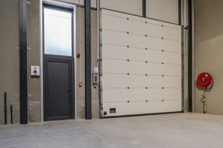 Deze nieuwbouw KMO-unit is uitgevoerd in een duurzame staalconstructie. Dankzij de praktische afmetingen en hoogwaardige voorzieningen is deze bedrijfsruimte geschikt voor diverse professionele activiteiten zoals opslag, atelier, productie, showroom of een combinatie hiervan.<br />De unit beschikt over een vrije hoogte van circa 6,5 meter, een gepolierde betonvloer, geïsoleerde wanden en daken, een sectionaalpoort met een hoogte van 4 meter en een beglaasde aluminium loopdeur. Daarnaast zijn er wachtleidingen voorzien voor elektriciteit, water en andere nutsvoorzieningen. Er is eveneens een mogelijkheid tot aansluiting van een sanitaire module. Elke unit voldoet aan de geldende brandveiligheidsvoorschriften en is voorzien van een rook- en warmteafvoersysteem. Een aparte parkeerplaats is inbegrepen.<br />De huurprijs wordt verhoogd met 21% btw, welke voor btw-plichtige ondernemingen aftrekbaar is. De provisie voor de gemeenschappelijke delen bedraagt € 120 per maand.<br />De huurvoorwaarden zijn als volgt: de eerste maand huur dient voorafgaand aan de ingebruikname betaald te worden. Er wordt een huurwaarborg gevraagd van vijf maanden huur. De kosten voor de opmaak van de plaatsbeschrijving worden voor de helft gedragen door de huurder.<br />Interesse? Neem vrijblijvend contact op met M3 makelaars voor meer informatie of een bezoek.