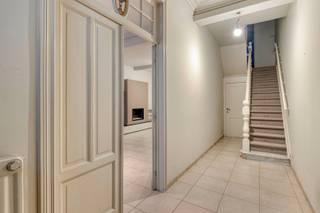 Op zoek naar een ruime woning met tal van mogelijkheden, gelegen op een rustige maar centrale locatie? Deze degelijke tussenwoning in het hart van Izegem combineert een praktische indeling met verrassend veel ruimte en een uitstekende bereikbaarheid. Met drie volwaardige slaapkamers, een bureauruimte, een ruime zolderverdieping en een gezellige veranda biedt deze woning alle troeven voor gezinnen, thuiswerkers of wie op zoek is naar extra leefruimte. Bovendien bevinden het station, bushaltes, winkels en scholen zich op wandelafstand, terwijl de E403 vlot bereikbaar is.<br /><br /><strong>Ligging: </strong>De woning bevindt zich in een rustige straat nabij het centrum van Izegem. Dankzij de centrale ligging geniet je van een vlotte verbinding naar omliggende steden en alle dagelijkse voorzieningen binnen handbereik. Openbaar vervoer, winkels, scholen en ontspanningsmogelijkheden bevinden zich op korte afstand.<br /><br /><strong>Indeling van de woning: </strong>
<ul>
<li><u>Gelijkvloers</u>: Via de ruime inkomhal kom je terecht in de lichtrijke leefruimte met open keuken. Verder beschikt het gelijkvloers over een praktische wasplaats met douche en toilet. De aangename veranda achteraan vormt een mooie uitbreiding van de leefruimte en biedt zicht op de buitenkoer.</li>
<li><u>Eerste verdieping</u>: De nachthal geeft toegang tot drie ruime slaapkamers, een badkamer en een comfortabele bureauruimte, ideaal voor thuiswerk of als extra hobbykamer.</li>
<li><u>Tweede verdieping</u>: Via een vaste trap bereik je de ruime zolderkamer. Deze verdieping biedt tal van mogelijkheden en kan perfect ingericht worden als extra slaapkamer, hobbyruimte of multifunctionele ruimte. </li>
<li><u>Buitenruimte</u>: Achteraan bevindt zich een onderhoudsvriendelijke koer waar je in alle rust kan genieten van het buitenleven.</li>
</ul>
<strong>Technische kenmerken:</strong>
<ul>
<li>Traditionele bouw</li>
<li>Centrale verwarming op aardgas</li>
<li>PVC-ramen met dubbele beglazing</li>
<li>EPC-label E (renovatieverplichting van toepassing)</li>
</ul>
<strong>Troeven:</strong>
<ul>
<li>Rustige ligging nabij het centrum van Izegem.</li>
<li>Station, bushaltes, winkels en scholen op wandelafstand.</li>
<li>Ruime en praktische gezinswoning.</li>
<li>Veranda als extra leefruimte.</li>
<li>Mogelijkheid tot extra slaapkamer op zolder.</li>
</ul>
<br /><strong>Interesse? </strong>Contacteer ons kantoor voor meer informatie of plan vrijblijvend een bezoek 051 20 14 00 / info@dicasa.be.