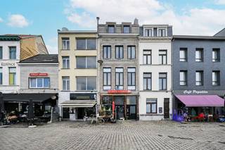 -Meer info omtrent dit eigendom kan u terugvinden op www.koosi.be - Op het Sint-Jansplein bevindt zich dit opbrengsteigendom, bestaande uit een commercieel horecagelijkvloers en vier studio's, verdeeld over de verdiepingen.Het handelspand op het gelijkvloers geniet van een goede commerciële ligging met visibiliteit aan het plein. De vier studio's maken het pand bijzonder interessant voor investeerders en zijn dankzij de centrale locatie vlot verhuurbaar.Momenteel zijn het horecapand en twee studio's verhuurd, goed voor een maandelijkse huuropbrengst van € 2.250.(Voor de verkoop heeft de verkoper bewust 2 studio's vrij gelegen om vlot te kunnen bezoeken. Bij volledige verhuur bedraagt de potentiële huuropbrengst € 3.250 per maand).Dit geeft een interessant potentieel bruto aanvangsrendement van ongeveer 6,0%, wat dit pand tot een interessante investeringsopportuniteit maakt.Het Sint-Jansplein is centraal gelegen, op korte afstand van het historisch centrum, het Eilandje en Park Spoor Noord. In de onmiddellijke omgeving bevinden zich tal van handelszaken, horecazaken, scholen en openbaar vervoer. Ook de belangrijkste invalswegen zijn vlot bereikbaar.- Interesse? stef@koosi.be -