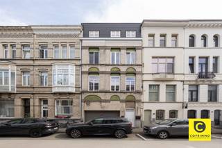 <h2><span>Entrepôt/garage unique d'environ 360 m² à vendre sur la Markgravelei </span></h2><p><span>Bienvenue dans cet espace de garage et d'entrepôt exceptionnellement spacieux d'environ 360 m², situé à un emplacement stratégique sur la Markgravelei. Un bien de cette superficie, avec un tel agencement et des possibilités d’utilisation aussi variées, est particulièrement rare à cet emplacement et offre une opportunité unique aux entrepreneurs, investisseurs et particuliers.</span></p><p><span>Derrière la magnifique façade authentique se cache un espace étonnamment vaste et polyvalent qui peut être aménagé entièrement selon vos propres souhaits. Pensez par exemple à une entreprise de construction locale, un installateur, un atelier, une collection de voitures de collection, un site de commerce en ligne, un espace de stockage, un atelier ou une combinaison de bureaux et d'espace de stockage.</span></p><h3><span>Vaste rez-de-chaussée</span></h3><p><span>Le rez-de-chaussée offre une superficie d’environ 218 m² et a récemment été doté d’un nouveau sol en béton, ce qui permet de limiter les travaux de rénovation à cet étage.</span></p><p><span>L'accès se fait par un portail automatique d'environ 3,80 m de large et 2,20 m de haut, ce qui permet un accès aisé aux véhicules, au matériel et aux marchandises. Cet espace ouvert peut être aménagé entièrement selon les besoins du nouveau propriétaire.</span></p><h3><span>Espaces supplémentaires aux étages</span></h3><p><span>Au premier étage, d’une superficie d’environ 80 m², se trouvent trois pièces. Une partie de celles-ci est déjà revêtue de plaques de plâtre et peut être aménagée et optimisée selon vos goûts. Ces espaces se prêtent parfaitement à l’aménagement de bureaux, de salles de réunion, d’ateliers ou d’espaces de travail auxiliaires.</span></p><p><span>Le deuxième étage, d’une superficie d’environ 62 m², comprend également trois pièces. Cet étage offre lui aussi de nombreuses possibilités et peut parfaitement être aménagé en espace de bureau, atelier, local de stockage ou espace polyvalent.</span></p><p><span>Les deux étages sont équipés du chauffage et disposent déjà de sanitaires avec toilettes. Il est en outre possible d’aménager une cuisine et/ou une salle de bains.</span></p><p><span>La combinaison d’un charme authentique, d’une superficie exceptionnelle, d’un accès pratique, de plusieurs étages et de possibilités d’utilisation polyvalentes fait de ce bien une offre exceptionnelle.</span></p><p><span> </span></p><h3><span>Les atouts en bref</span></h3><ul><li><span>Immeuble unique et rare situé sur la Markgravelei</span></li><li><span>Surface totale d’environ 360 m²</span></li><li><span>Nouveau sol en béton au rez-de-chaussée</span></li><li><span>Porte automatique d’environ 3,80 m de large et 2,20 m de haut</span></li><li><span>Toitures en bon état</span></li><li><span>Installation électrique conforme</span></li><li><span>Sans amiante</span></li><li><span>Installations sanitaires déjà en place</span></li><li><span>Nombreuses possibilités d'utilisation : entreprise, atelier, entrepôt, e-commerce, bureaux, voitures de collection, entreprise de construction, travaux d'installation…</span></li><li><span>Un local pouvant être aménagé selon vos propres souhaits</span></li></ul><p><span> </span></p><p><span>Une opportunité unique dans un emplacement stratégique sur la Markgravelei pour ceux qui recherchent de l'espace, de la flexibilité et des possibilités.</span></p>