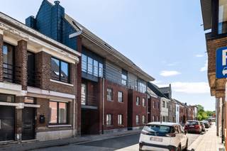 <p>Ruim gelijkvloers appartement in het hart van Herentals met een bewoonbare oppervlakte van ca. 132 m², twee volwaardige slaapkamers en een terras aan de achterzijde.</p>
<p>Via de inkomhal met ingebouwde kast bereikt u het gastentoilet met handenwasser. De lichtrijke en verrassend ruime woonkamer sluit aan op een volledig ingerichte open keuken, voorzien van een keukenblok en alle nodige toestellen. De praktische bergruimte met uitgietbak en aansluitingen voor wasmachine en droogkast.</p>
<p>De nachthal geeft toegang tot twee ruime slaapkamers en een comfortabele badkamer, uitgerust met een ligbad, douche, badkamermeubel en toilet.</p>
<p>Verder beschikt het appartement over een privatieve kelder in het ondergrondse complex en een gemeenschappelijke fietsenstalling.<br /><br /><span>Extra info: Gelijkvloers appartement I EPC 247kWh/(m²jaar) label C I infoplicht: Vg, Wg, Gvv, Gvkr, Gmo I watertoets: P-score: A I G-score: A</span><br /><br /><br /></p>