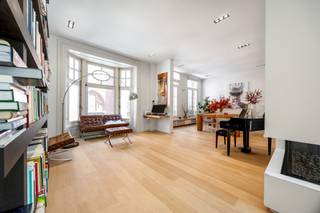 <p><strong>Met gepaste trots stellen wij u deze 2 gekoppelde herenwoningen voor op een absolute toplocatie. Genesteld in het hart van de stad, midden in het shopping district en dus heerlijk centraal vinden we deze prachtige herenwoningen die door de huidige eigenaar stijlvol verbonden werden om leef comfort op het hoogste niveau te bieden. Er werd gekozen voor een grondige renovatie die klassieke elementen naadloos combineert met hedendaags luxueus wonen. </strong></p>
<p><strong>De enorme gecombineerde bewoonbare oppervlakte en 2 aparte inkomdeuren bieden tal van mogelijkheden naar combinatie van wonen/werken/genieten. </strong></p>
<p><strong>Op de gelijkvloerse verdieping vinden we enerzijds in het linkse deel een aantal praktische ruimtes zoals een fietsenberging, gastentoilet en wasruimte. Achteraan bevind zich een wellness gedeelte met sauna en gym. In het rechtse deel is er een mooie kantoorruimte/atelier die apart betreden kan worden en dus ook mogelijk is als praktijk voor een vrij beroep. Hierachter vinden we ook nog een keuken terug. </strong></p>
<p><strong>Op de eerste verdieping werden beide panden open getrokken om een royale leefruimte te creëren met open keuken. Een gashaard verbind het leefgedeelte met een cosy tv ruimte. Heerlijk cocoonen hier op een koude winterdag maar evengoed de place to be op een warme zomerdag want het terras is rechtstreeks toegankelijk via de leefruimte. Een zalige buitenruimte midden in de stad maar toch een oase van rust. </strong></p>
<p><strong>In beide woningen bevinden zich op de tweede verdieping een master met inbouwkasten en een ensuite badkamer. </strong></p>
<p><strong>Op de derde en hoogste verdiepingen bevinden zich nog verschillende slaapkamers en badkamers. </strong></p>
<p><strong>Ondergronds tenslotte is er nog een ruime kelder en er zijn ook zonnepanelen aanwezig. </strong></p>
<p><strong>Dit unieke pand is een absolute aanrader om te bezoeken. </strong></p>
<p><strong>Voor meer info of een bezoek ter plaatse kan u, ook buiten de kantooruren en tijdens het weekend, contact opnemen met Vincent op 0475/210086 of vincent@reds.be </strong></p>