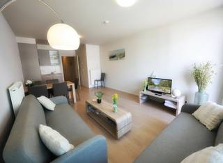 Ontdek dit modern en instapklaar appartement in de exclusieve Crystal Residence, op wandelafstand van de Zeedijk. Deze woonparel combineert licht, ruimte en comfort met een unieke ligging en meerdere zonneterrassen die een heerlijk buitengevoel creëren.<br />De lichtrijke woonkamer met eetplaats geniet van veel natuurlijk licht en geeft uit op een zonnig terras met open uitzicht – ideaal voor een ontspannen ontbijt of gezellige avond. De open keuken is volledig uitgerust met moderne, energiezuinige toestellen.<br />De stijlvolle badkamer beschikt over een ligbad met lage instap en handdouche, en is afgewerkt met kwaliteitsvolle materialen.<br />Daarnaast zijn er twee volwaardige slaapkamers, elk met directe toegang tot een tweede zonneterras dat uitkijkt op het verwarmd zwembad van de residentie – elke dag voelt als vakantie.<br /><strong>Pluspunten op een rij:</strong>
<ul>
<li><span>Meerdere zonneterrassen met open uitzicht</span></li>
<li><span>Directe toegang tot het verwarmd zwembad</span></li>
<li><span>Twee bergingen </span></li>
<li><span>Rustige, residentiële ligging</span></li>
<li><span>Interessant als investering (verhuur via ons kantoor mogelijk)</span></li>
<li><span>Verkoop onder erfpachtformule (meer info op aanvraag)</span></li>
</ul>
Ervaar de ideale mix van luxe, ligging en leefcomfort – perfect als vaste woonst, tweede verblijf of investeringspand.<br />📞 Contact: Nicolas – 0495/50.69.20<br />📧 E-mail: nicolas@jolieinvest.be<br />